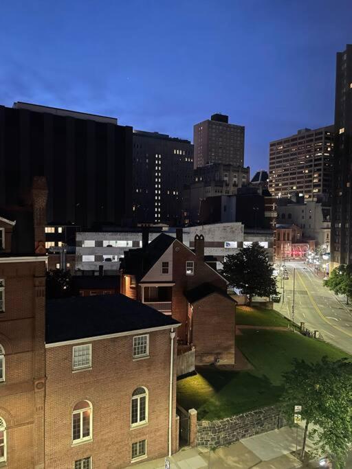 Cozy, High Rise, Large Studio Facing Downtown . Lägenhet Baltimore Exteriör bild
