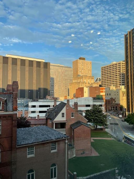 Cozy, High Rise, Large Studio Facing Downtown . Lägenhet Baltimore Exteriör bild